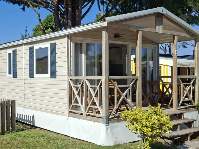Un mobil-home du camping la Prévoté tout confort avec sa terasse ombragé