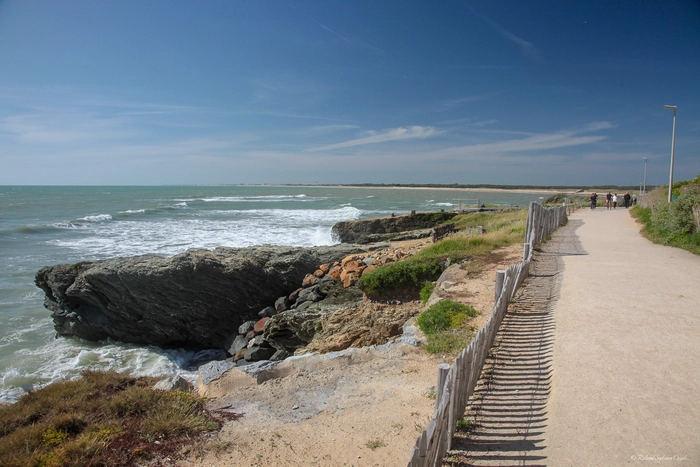 La corniche de Saint-Hilaire-de-Riez permettant d'admirer l'océan Atlantique à l'horizon
