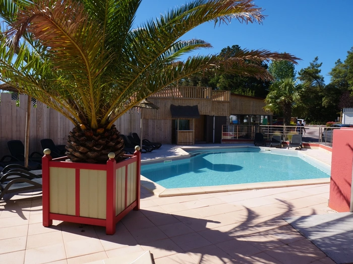 La piscine ensoleillé en hors saison